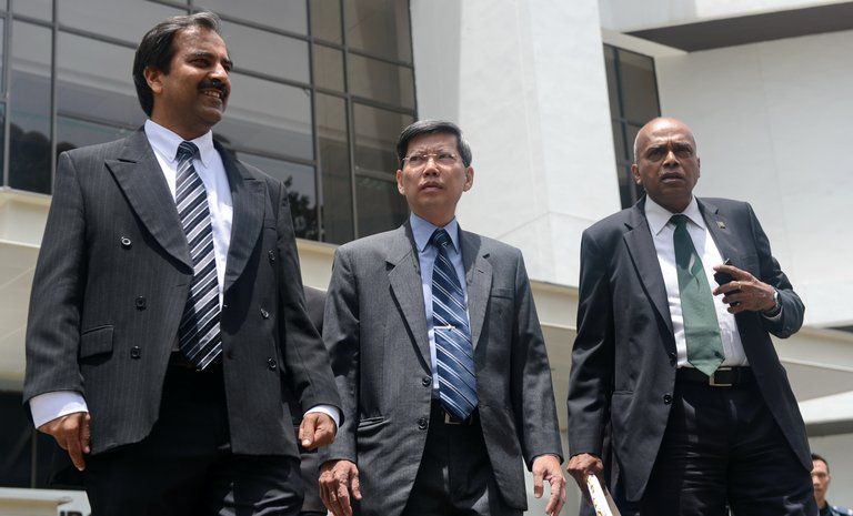 File:Peter Lim and lawyers.jpg
