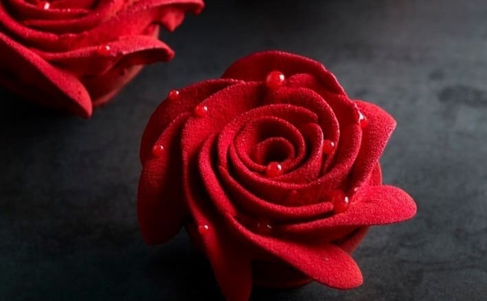 File:La Rose cake Antoinette.jpg