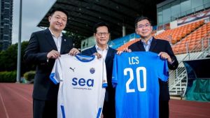 Li pictured with Football Association President Lim Kia Tong and Home United Chairman Winston Wong..jpg