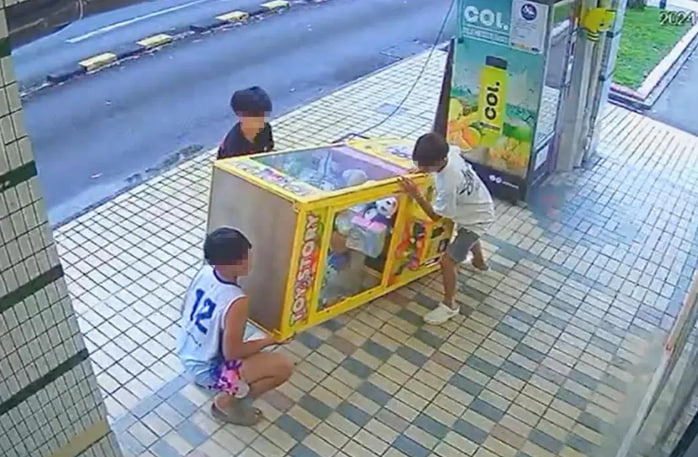 File:Labubu dolls missing after boys tilt claw machine.jpg