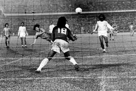 File:Quah Kim Song winning header Malaysia Cup Final 1977.jpg