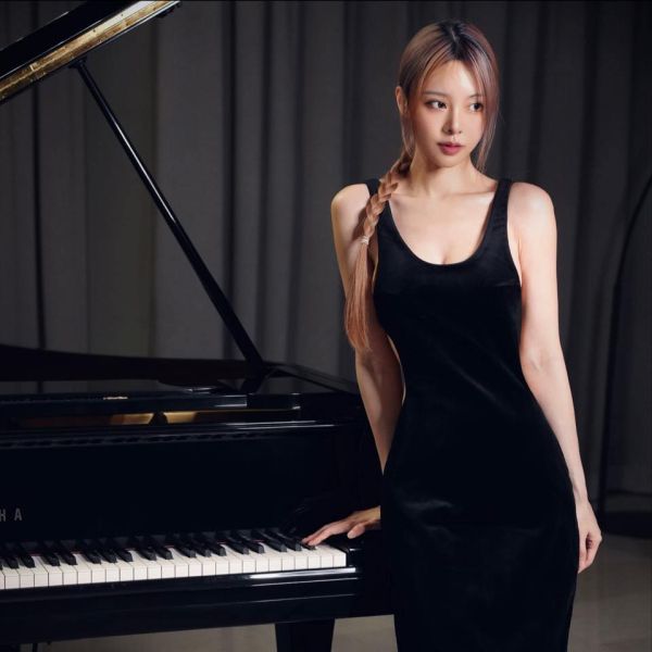 File:Cathryn Li posing next to a baby grand piano. Photo from Facebook..jpg