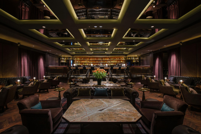 File:Manhattan Bar Singapore interior.jpg