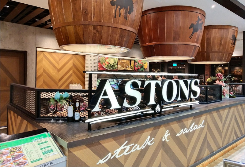 File:Astons Steak and Salad.jpg