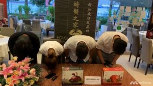 CEO Francis Ng and three of his staff bowing in apology. Photo from Channel News Asia..jpg