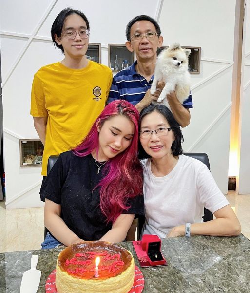 File:Cheryl Chin and her family.jpg
