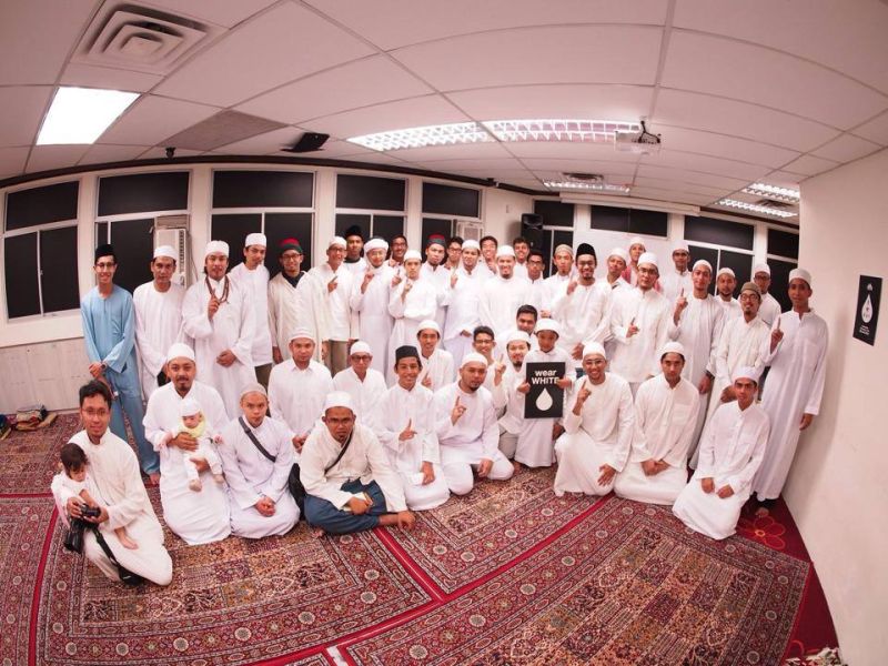 File:Wearwhite Noor Deros.jpg