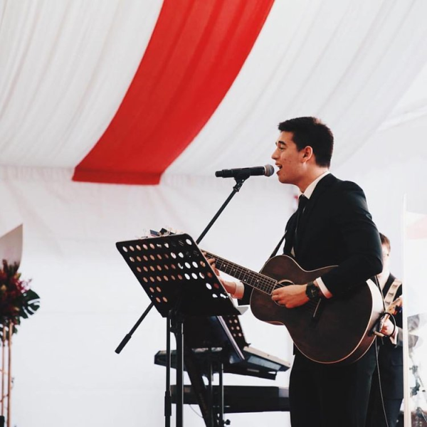 File:Sam Driscoll performing at an event..png