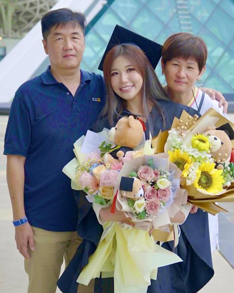 File:Ms Puiyi with her parents.jpg